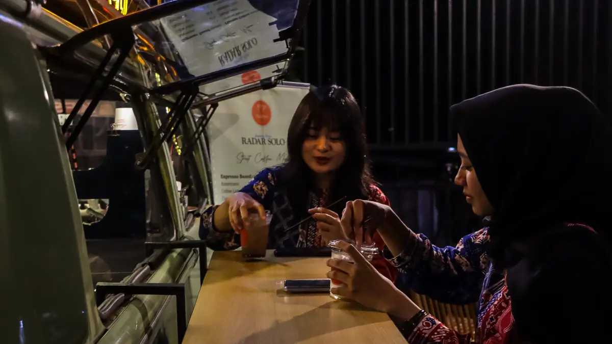 Ilustrasi pengunjung menikmati sajian kopi di salah satu kedai di Sriwedari, Laweyan, Solo, belum lama ini. Banyak kedai kopi terimbas naiknya harga plastik. (M IHSAN/RADAR SOLO)   
