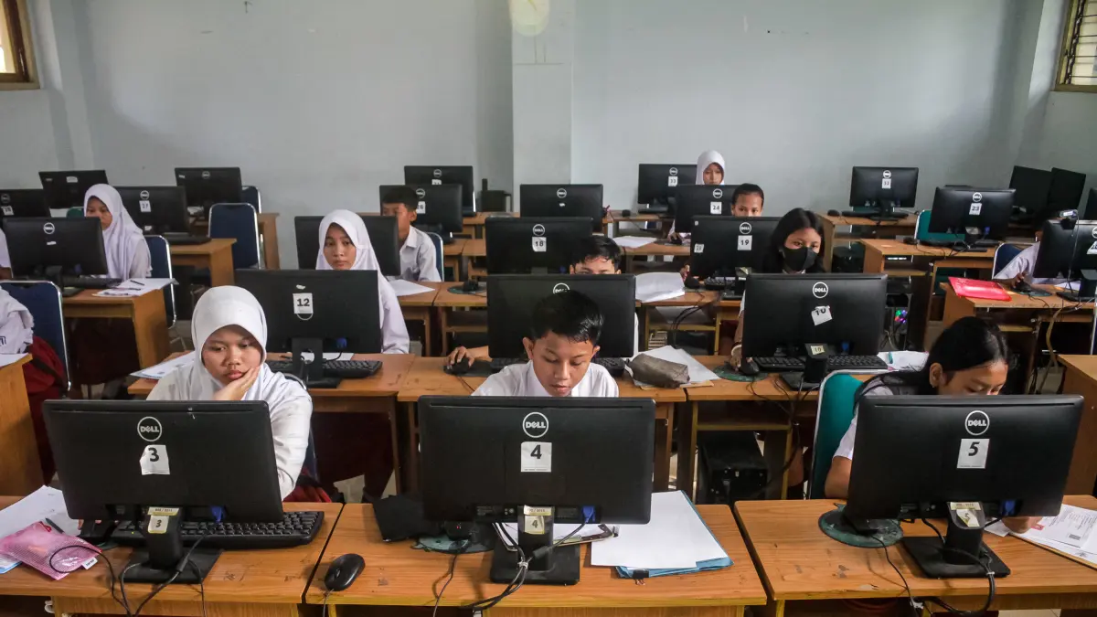 Ilustrasi tes jalur prestasi dalam SPMB 2025 di ruang komputer SMPN 1 Solo. Disdik Kota Solo pastikan kesiapan jaringan internet dan listrik saat TKA jenjang SMP, 13-14 April mendatang. (M IHSAN/RADAR SOLO)