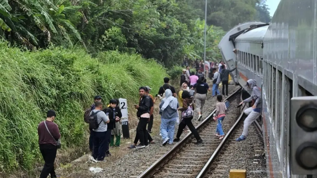 KA Bangunkarta relasi Jombang-Pasarsenen anjlok di Emplasemen Bumiayu pada Senin (6/4/2026). (X @oysteinvolcano)

