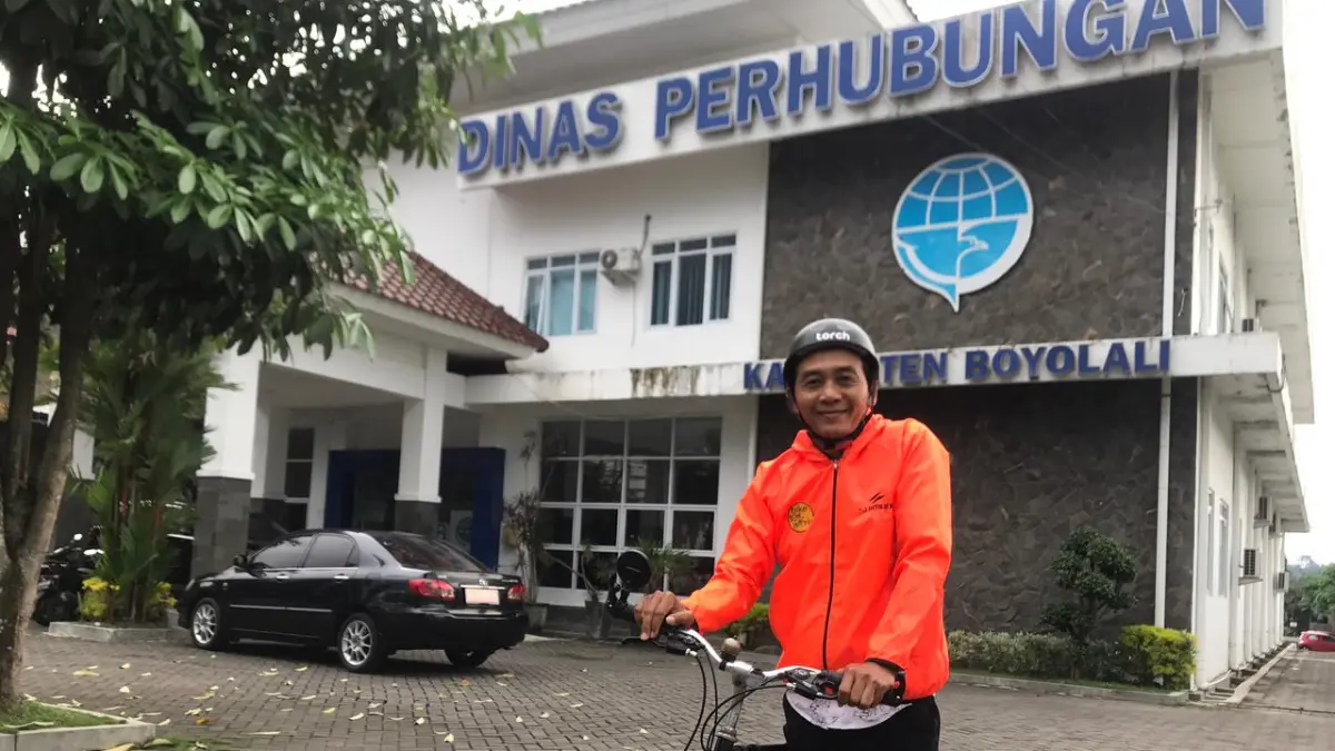 Kabid PRK Dishub Boyolali Heri Subagyo bersama sepeda miliknya di depan kantor Dishub setempat. (ABDUL KHOFID/RADAR SOLO)