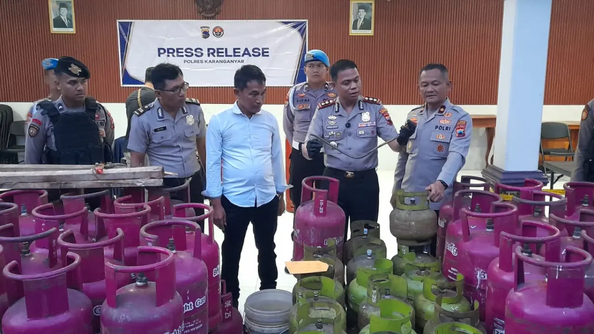 Kapolres Karanganyar AKBP Arman Sahti menunjukkan barang bukti praktik pengoplosan gas LPG 3 kg ke gas LPG nonsubsidi yang disita di wilayah Jumantono, Senin (6/4/2026). (Rudi Hartono/Radar Solo)