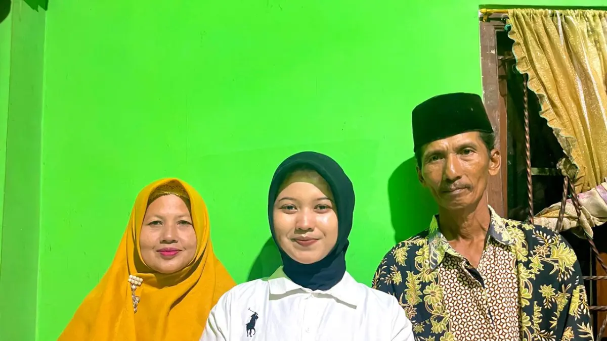 Mahasiswa termuda Unair Alvira Nur Azizah didampingi kedua orang tuanya. (Humas Unair)