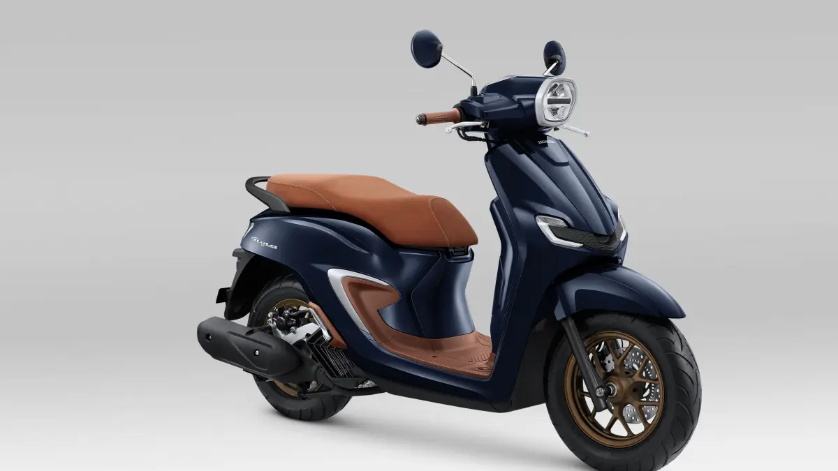 Pada varian warna tipe ABS juga diberikan pilhan warna terbaru yaitu Royal Blue dan Royal Brown