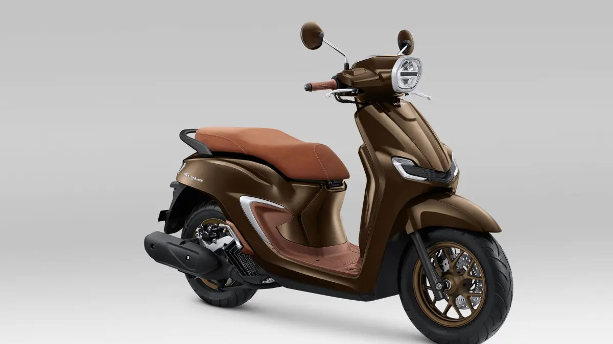 Pada varian warna tipe ABS juga diberikan pilhan warna terbaru yaitu Royal Blue dan Royal Brown
