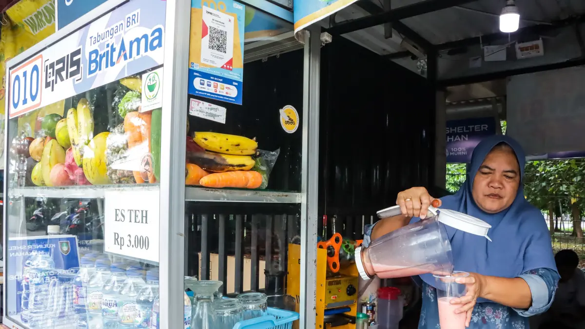 Pedagang resah dengan kenaikan harga plastik karena berimbas pada jualannya. (M Ihsan/Radar Solo)