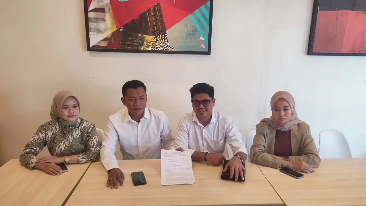 Pengacara Thomas dan Ali Muqorobin yang mendampingi guru TK di Sragen yang terjerat kasus dugaan rudapaksa terhadap siswinya. (Ahmad Khairudin/Radar Solo)
