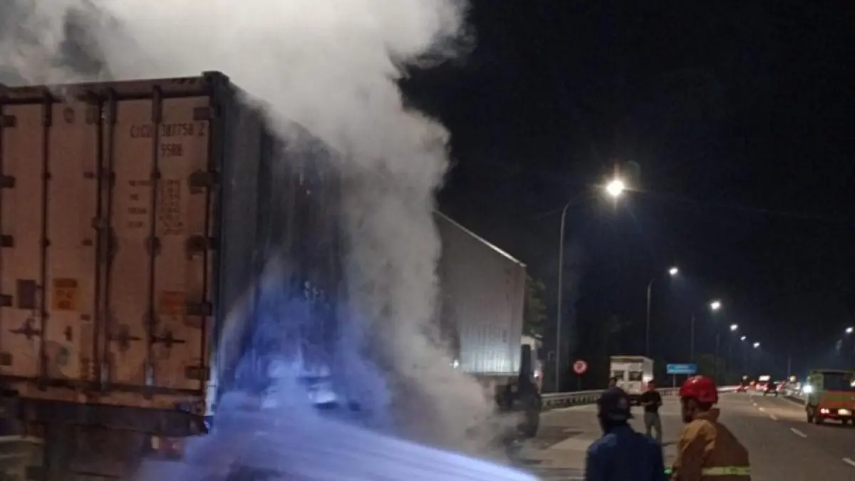 Petugas Damkar Boyolali padam truk kontainer yang terbakar di Jalan Tol Semarang-Solo, tepatnya di kawasan Rest Area Km 487 A, Kabupaten Boyolali, Senin (6/4/2026) malam. 