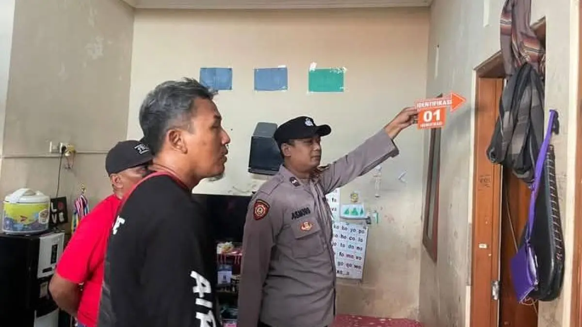 Polisi olah TKP siswa akhiri hidup di Perumahan Anugrah Abadi, Desa Karangmojo, Tasikmadu, Karanganyar, Senin (6/4/2026) pagi. (Rudi Hartono/Radar Solo)