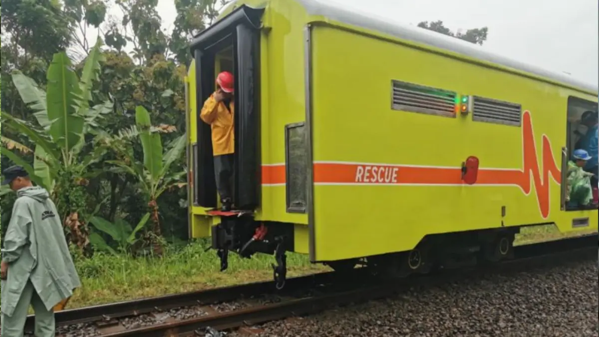 PT KAI Daop 5 Purwokerto mengerahkan kereta penolong untuk mengevakuasi KA Bangunkarta relasi Jombang-Pasarsenen yang anjlok di emplasemen Stasiun Bumiayu, Brebes, Senin (6/4/2026). ANTARA/KAI Purwokerto
