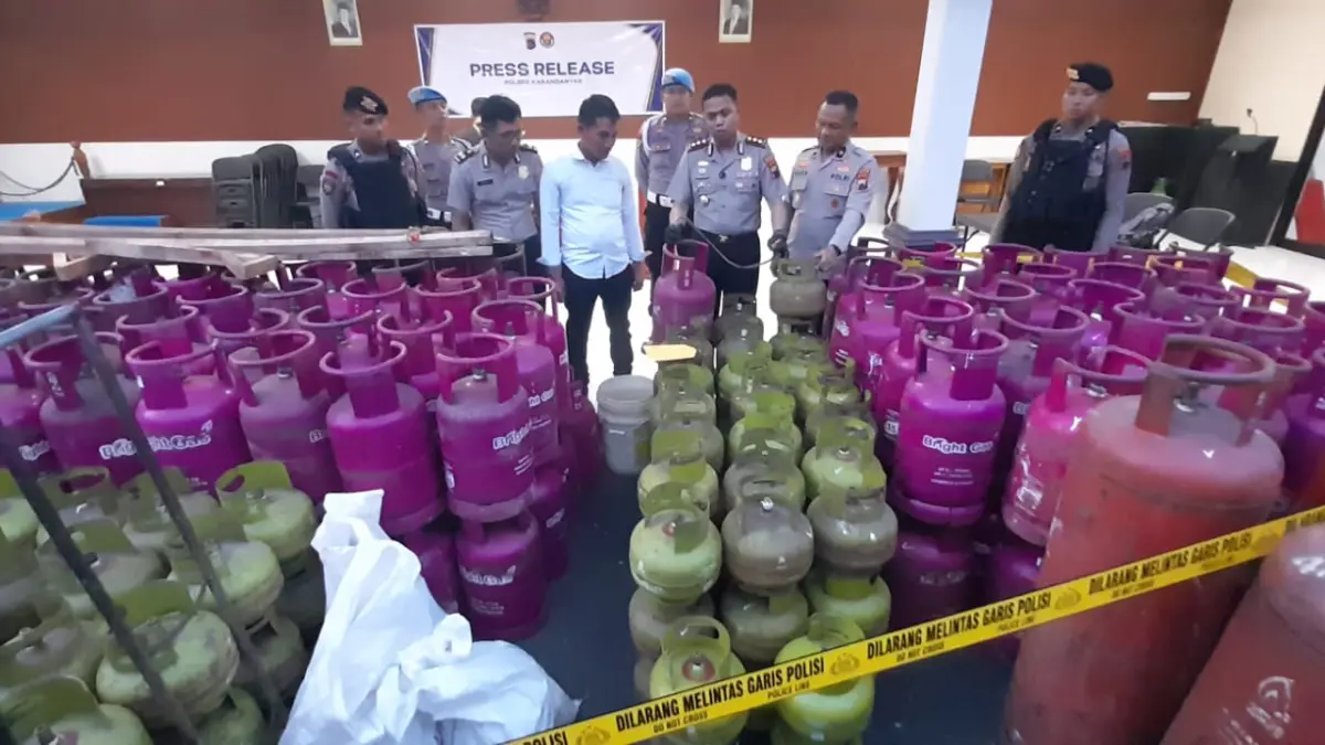 Ratusan tabung gas LPG 3 kg dan nonsubsidi 12 kg disita Polres Karanganyar dari wilayah Jumantono, Senin (6/4/2026). (Rudi Hartono/Radar Solo)