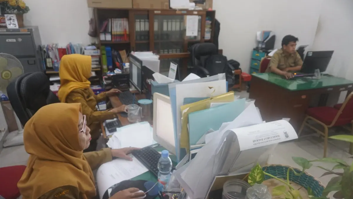 Suasana kerja para aparatur sipil negara (ASN) di Bagian Prokopim Setda Klaten. (ANGGA PURENDA/RADAR SOLO)&nbsp;