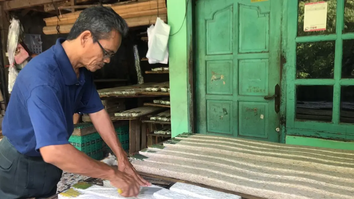 Aktivitas Subandi, perajin tempe di Dukuh Bantulan, Desa Jembungan, Kecamatan Banyudono, Boyolali, Selasa (7/4/2026).