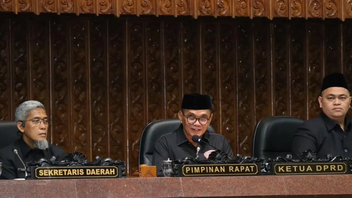BERI ARAHAN: Ketua DPRD Jateng Sumanto saat Rapat Paripurna DPRD Jateng di Gedung Berlian, Semarang, Senin (6/4). (ISTIMEWA)