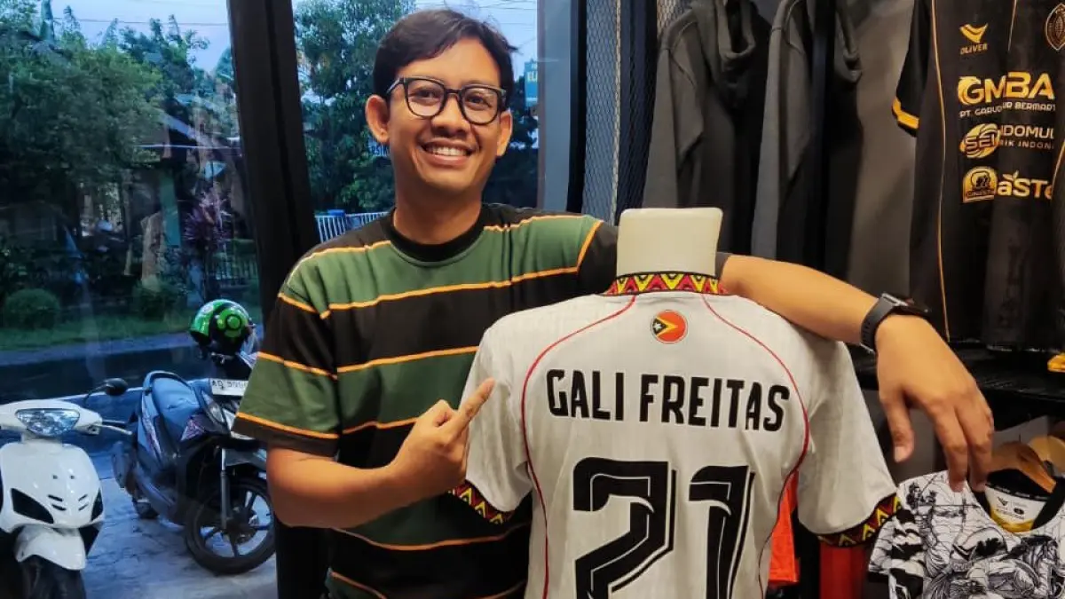 BERSAING: Huda Sulistyo membawa brand Oliver menjadi apparel Timnas Timor Leste. (HERNINDYA JALU/RADAR SOLO)
