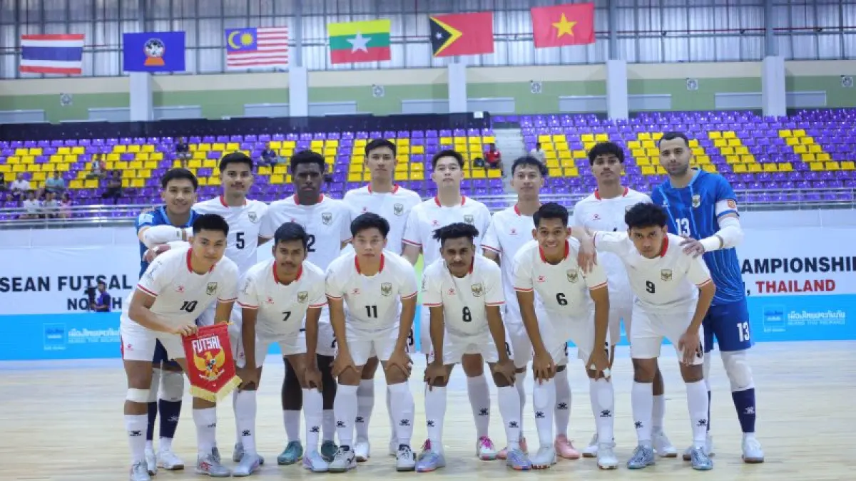 Guntur Sulistyo Ariwibowo (tiga dari kanan belakang) bersama skuad Timnas Futsal Indonesia. (DOK. FFI)