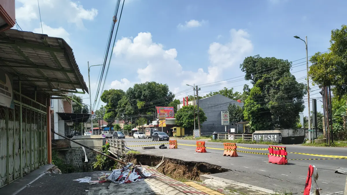Jalan penghubung Solo-Sukoharjo ambrol. (M Ihsan/Radar Solo)