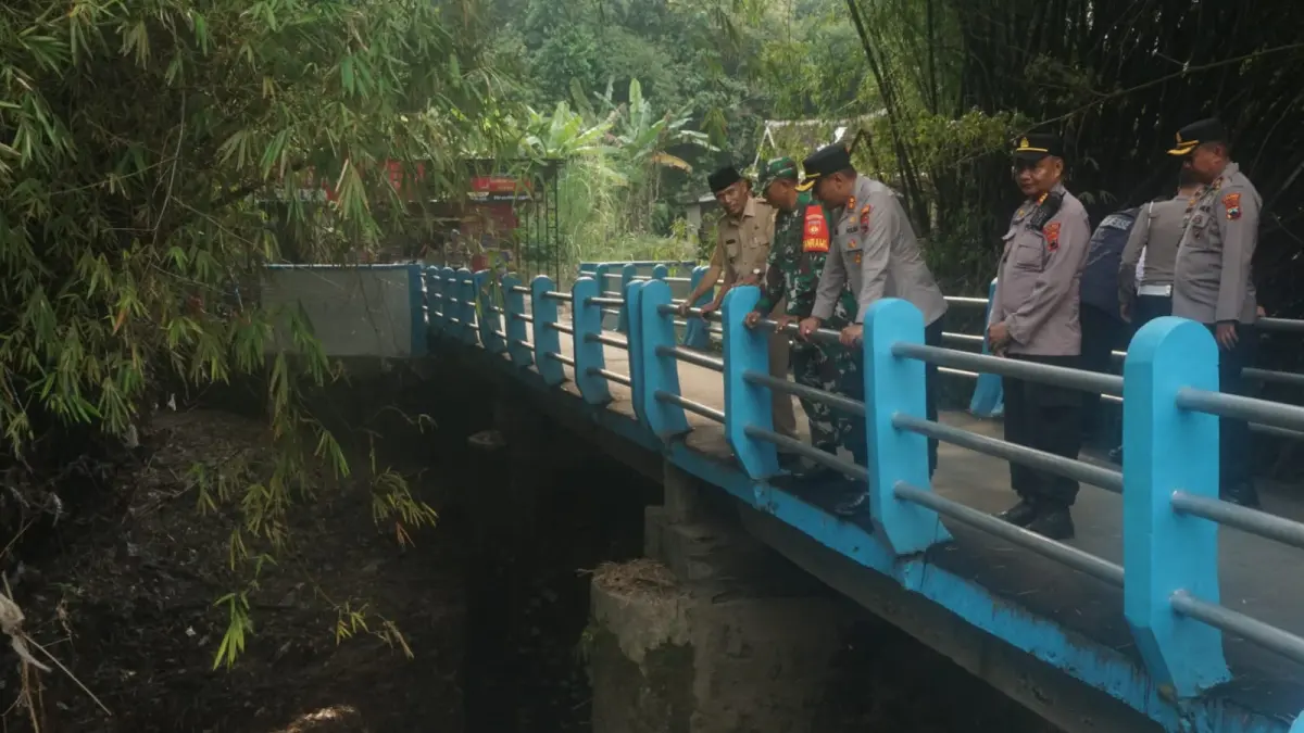 Kapolres Klaten AKBP Moh. Faruk Rozi mengecek Jembatan Merah Putih di Desa Kalikebo, Kecamatan Trucuk, Klaten, Selasa (7/4/2026). (Angga Purenda/Radar Solo) 