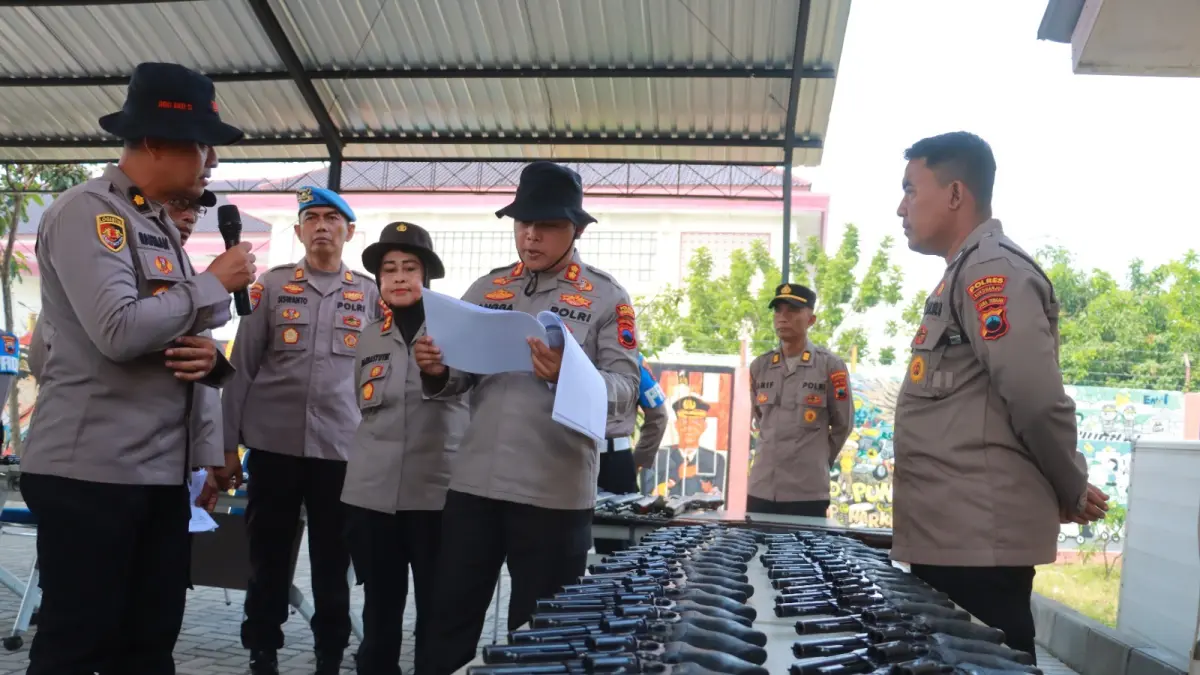 Kapolres Sukoharjo AKBP Anggaito Hadi Prabowo saat pengecekan senjata api, Selasa pagi (7/4). (IWAN KAWUL/RADAR SOLO)