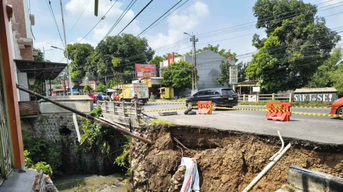 MEMBAHAYAKAN: Kondisi di ruas Jalan Joko Tingkir ambrol. Situasinya kini semakin melebar, dan perlu penanganan agar tak membahayakan pengendara dan masyarakat. (ANTONIUS CHRISTIAN/RADAR SOLO)