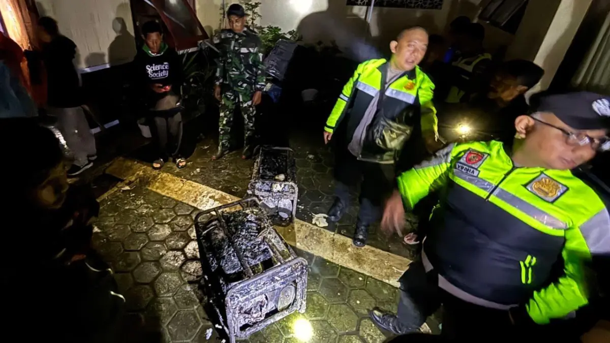 Petugas menunjukkan genset yang ikut hangus dalam peristiwa kebakaran Kantor Desa Gondosuli, Kecamatan Tawangmangu, Kabupaten Karanganyar, pada Selasa (7/4/2026) malam.&nbsp;(RUDI H/RADAR SOLO)