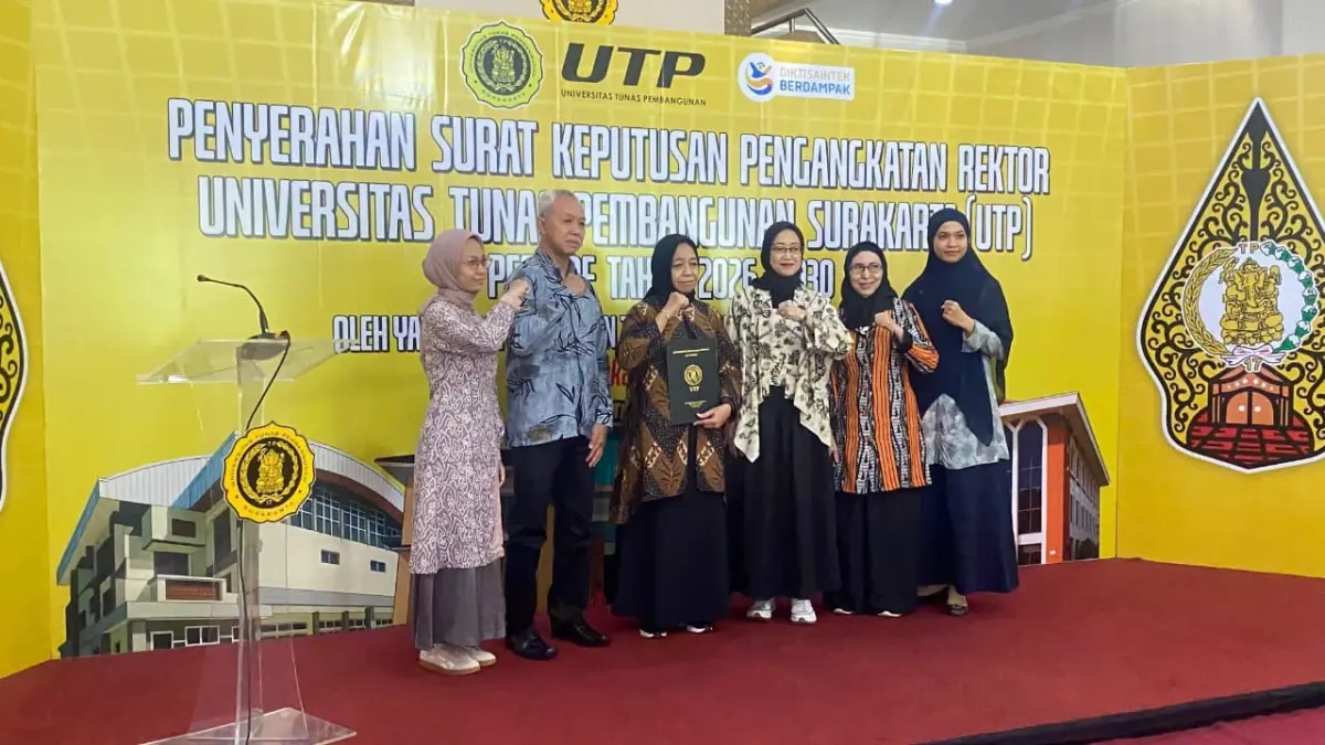 Prof. Winarti (tiga dari kiri) kembali dipilih menjadi rektor Universitas Tunas Pembangunan, Selasa (7/4). (ALFIDA NURCHOLISAH/RADAR SOLO)