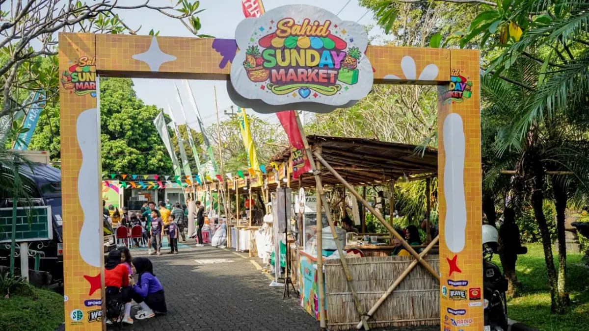 RAMAI: Suasana Sahid Sunday Market, Minggu (5/4). (HERNINDYA JALU/RADAR SOLO)