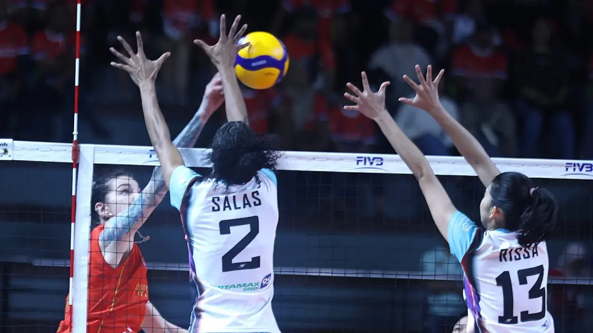 SARAT GENGSI: ‎Pertandingan Jakarta Popsivo Polwan melawan Jakarta Pertamina Enduro di Jawapos Arena. (DOK. PROLIGA)


