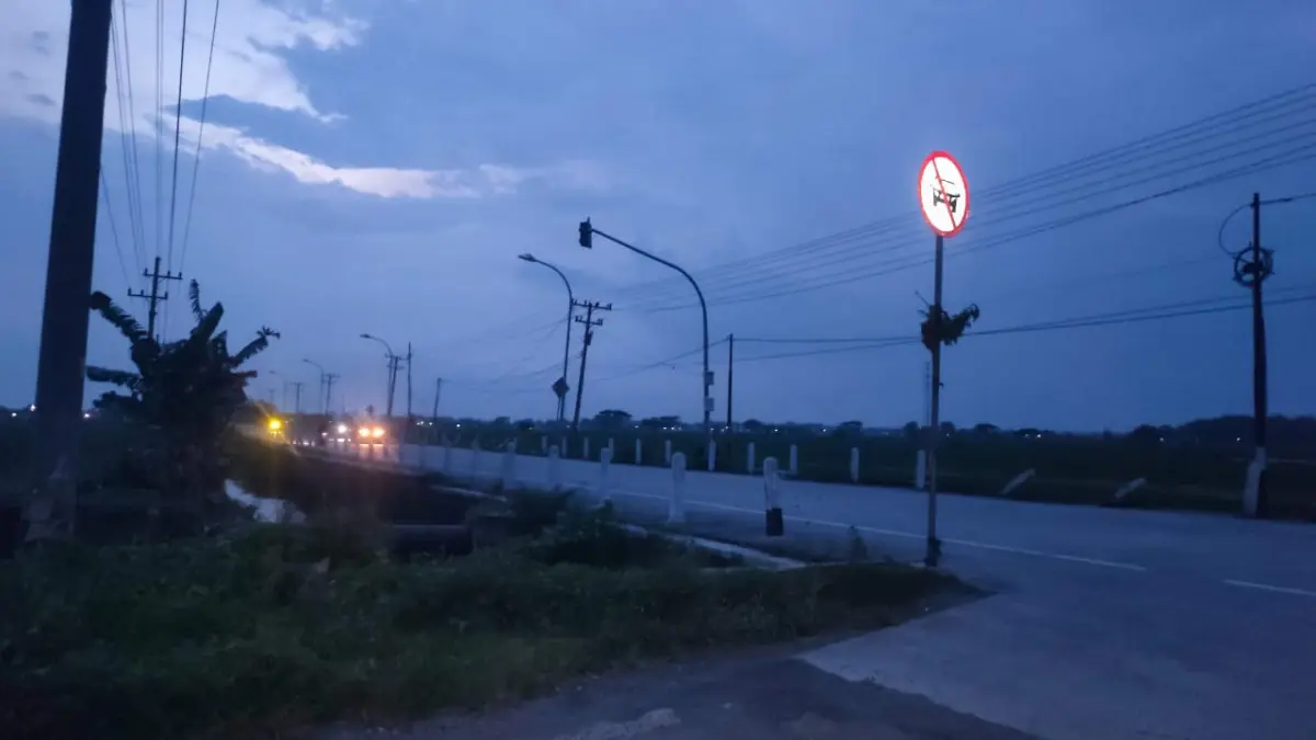 Sejumlah PJU di jalan ring road utara Sragen dalam kondisi mati, Senin (6/4/2026). Hal itu dikeluhkan pengendara motor yang melintas. (Ahmad Khairudin/Radar Solo) 