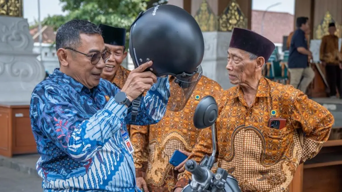 Sekda Karanganyar Kurniadi Maulato berangkat ke kantor dengan kendaraan pribadi. (Rudi Hartono/Radar Solo)