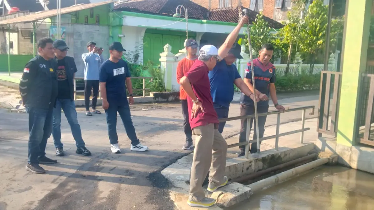 Sekda Sukoharjo didampingi Asisten Sekda, Kepala OPD terkait, dan BPBD mitigasi luapan saluran irigasi di Jalan Kenanga, belum lama ini.