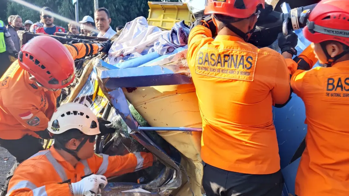 Basarnas mengevakuasi korban laka karambol di wilayah Wonosobo, Jawa Tengah, Rabu (8/4/2026) pagi. Dua orang meninggal dalam kejadian ini. (Dok.Basarnas Semarang) 