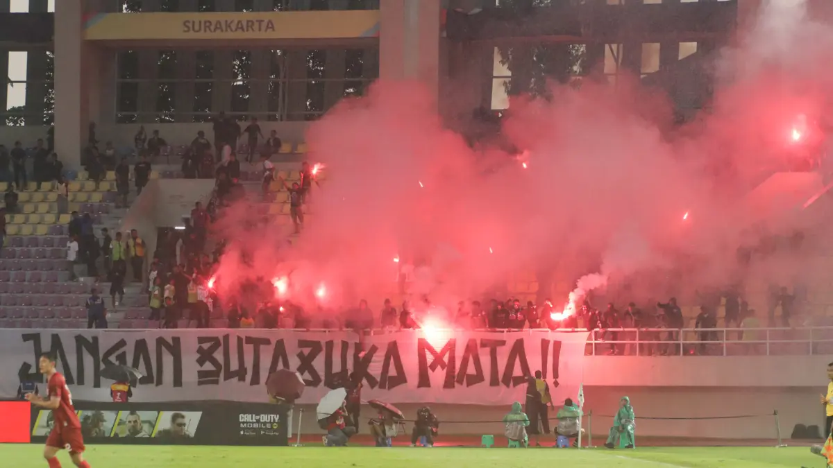 BERBUAH DENDA: Ultras 1923 menyalakan flare sebagai tanda kritikan atas hasil yang didapat Persis Solo di Stadion Manahan. (M. IHSAN/RADAR SOLO)