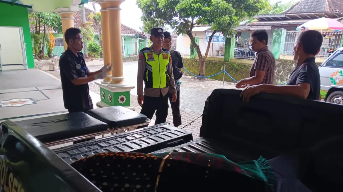 Evakuasi jasad Irfan Mohammad (66), warga Jakarta Selatan di area SPBU Jatisrono, tepatnya di Desa Sambirejo, Kecamatan Jatisrono Rabu (8/4/2026). (ISTIMEWA)