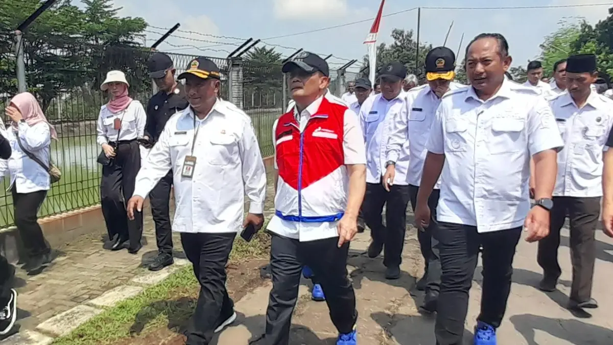 Gubernur Jawa Tengah Ahmad Lutfi didampingi Bupati Karanganyar Rober Christanto saat meninjau Embung Alastuo di Desa Wonolopo, Kecamatan Tasikmadu, Karanganyar, Rabu (8/4/2026) siang. (Rudi Hartono/Radar Solo) 