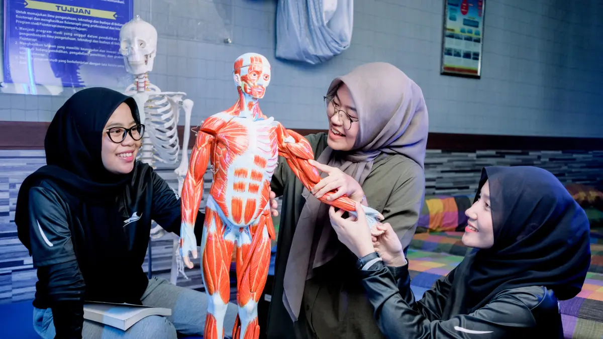 Ilustrasi mahasiswa Program Studi (Prodi) Magister Fisioterapi, Fakultas Ilmu Kesehatan (FIK) Universitas Muhammadiyah Surakarta (UMS) jalani praktik. (DOK. HUMAS UMS)