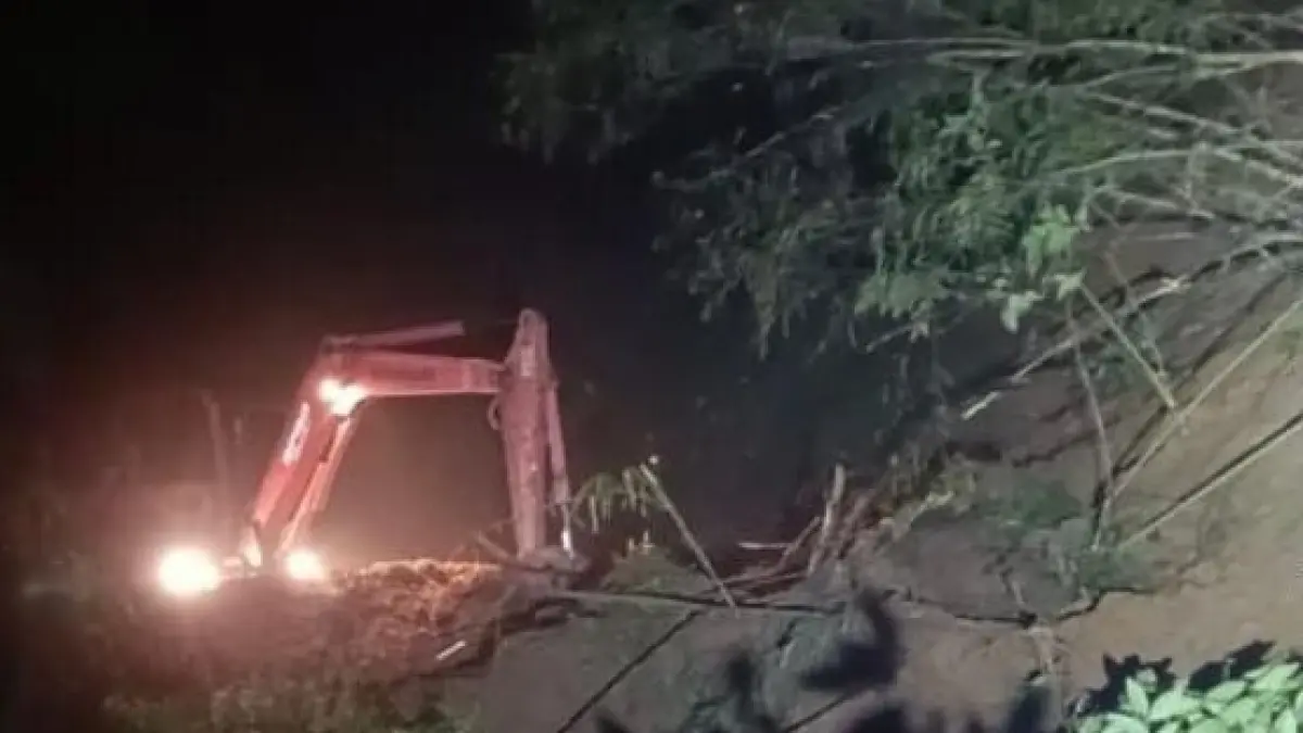 Jalur alternatif Cepogo-Selo, tepatnya di kawasan Gunung Sentir, Desa Genting, Kecamatan Cepogo, Boyolali tertutup material longsor, Selasa (7/4/2026). (DOK.BPBD BOYOLALI)