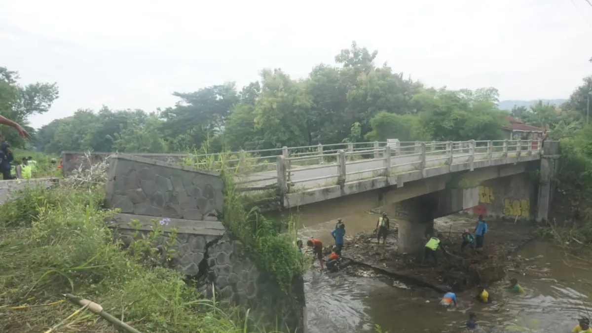 Jembatan Gempol IV di Desa Karangturi, Kecamatan Gantiwarno, Klaten yang ambles belum lama ini. (Angga Purenda/Radar Solo)