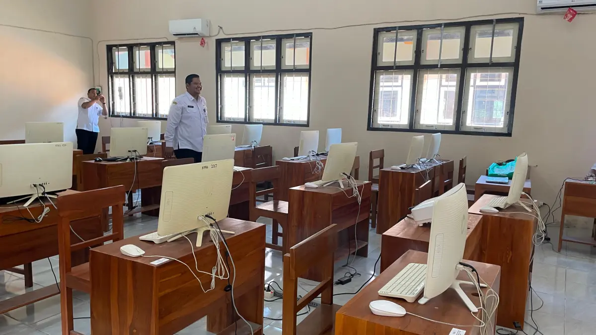 Kepala Disdikbud Sukoharjo Havid Danang Purnomo Widodo sidak lab komputer SMPN 6 untuk memastikan kesiapan TKA berjalan lancar, Rabu (8/4). (IWAN KAWUL/RADAR SOLO)