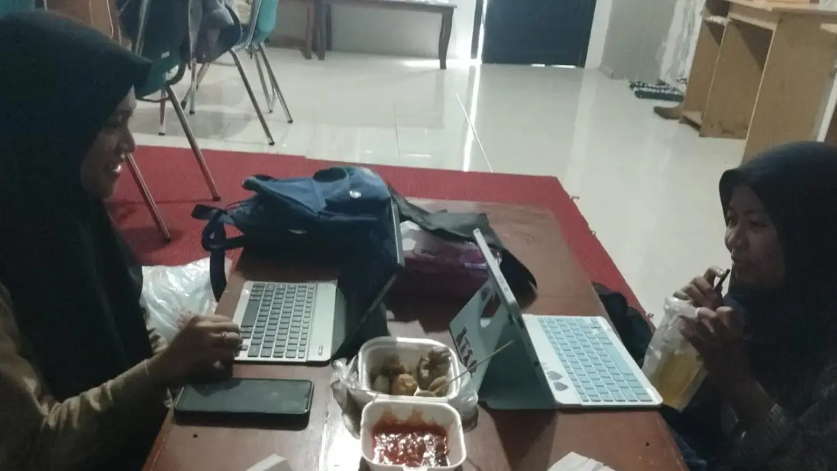 Masyarakat dimudahkan dengan banyaknya akses internet yang disediakan sejumlah provider. (Ahmad Khairudin/Radar Solo) 