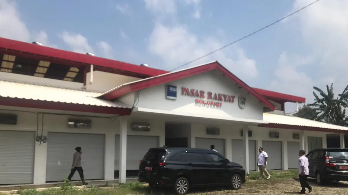 Pegawai Disdagperin Boyolali mengecek kondisi Pasar Rakyat Nogosari, Rabu (8/4/2026). (ABDUL KHOFID/RADAR SOLO) 