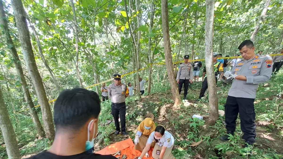 Pemeriksaan kerangka di wilayah Dusun Pakel, Desa Ngadipiro, Kecamatan Nguntoronadi, Wonogiri Selasa (7/4/3026). (ISTIMEWA)