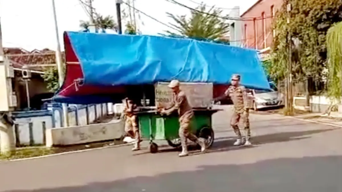 Satpol PP Karanganyar menertibkan gerobak PKL di kawasan kompleks Perkantoran Karanganyar, Senin (6/4/2026). (Rudi Hartono/Radar Solo)