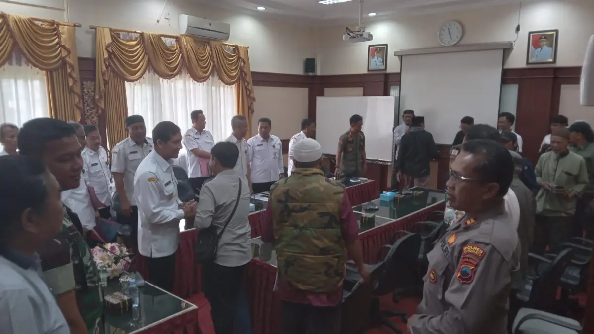 Suasana Audiensi antara ormas Islam dengan Pemkab Sukoharjo membahas penutupan produksi alkohol di ruang rapat wakil bupati, Rabu (8/4). (IWAN KAWUL/RADAR SOLO)