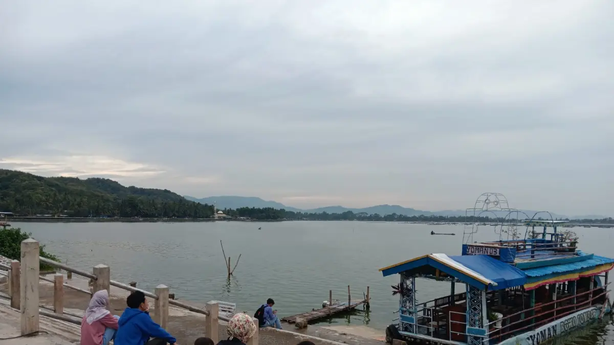 Suasana di sekitar dermaga Rowo Jombor sebagai titik awal untuk mengelilingi waduk seluas 180 hektare. (Angga Purenda/Radar Solo)