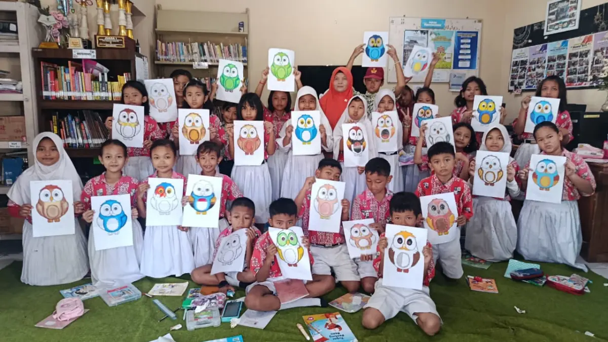 Anak-anak menggambar di Perpustakaan Serengan, belum lama ini. (DOK. PRIBADI)
