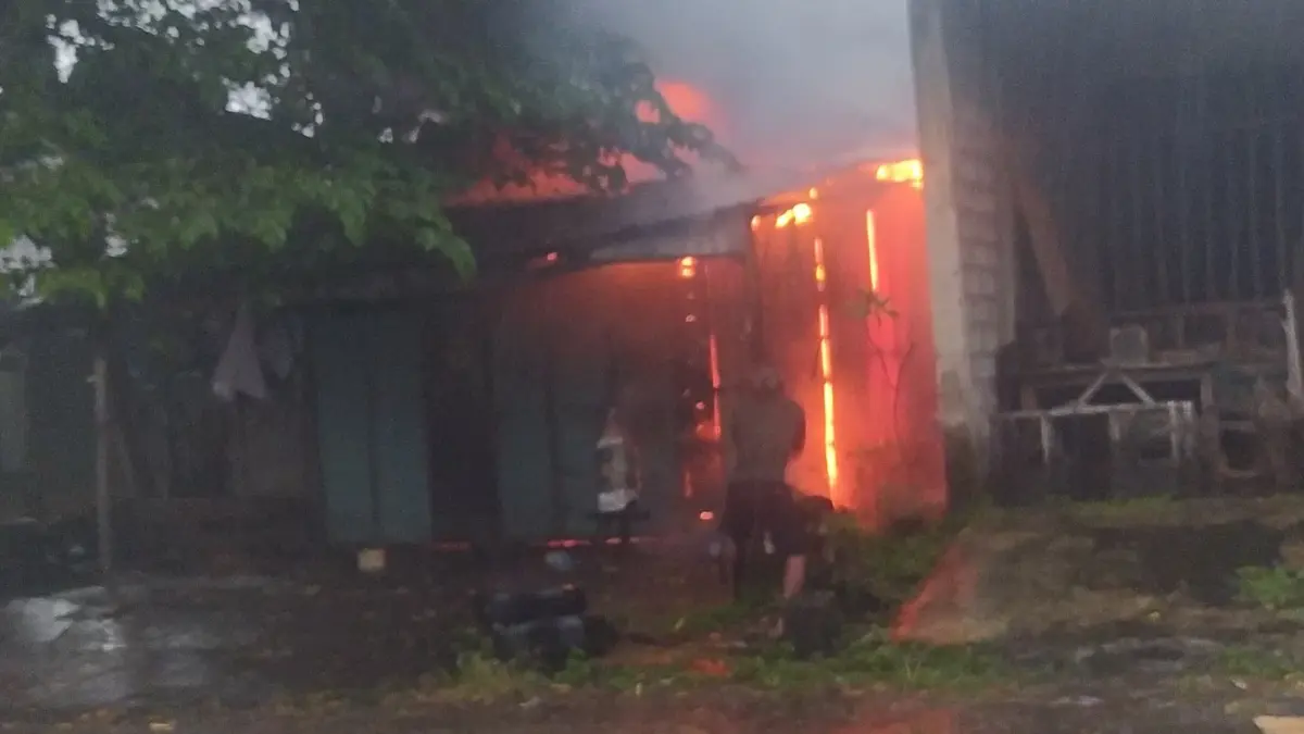 Bengkel sepeda onthel di Sedayu, Jumantono, Karanganyar terbakar, Kamis (9/4/2026). (Rudi Hartono/Radar Solo)