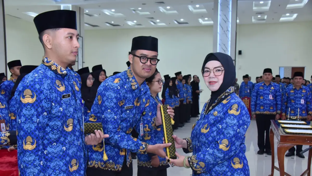 Bupati Sukoharjo Etik Suryani serahkan SK pengangkatan ASN di Gedung Menara Wijaya, Kamis (9/4). (IWAN KAWUL/RADAR SOLO) 