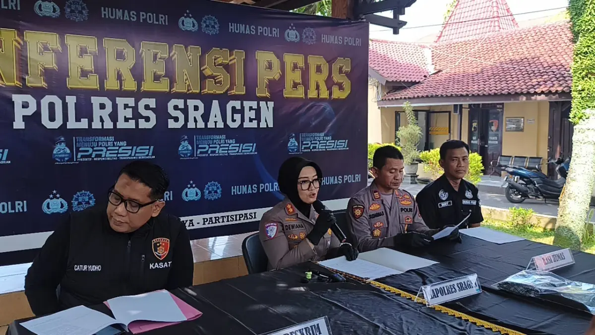 Kapolres Sragen AKBP Dewiana Syamsu Indyasari (dua dari kiri) memaparkan penyelidikan kasus kematian siswa SMPN 2 Sumberlawang, Kamis (9/4/2026). (Ahmad Khairudin/Radar Solo)