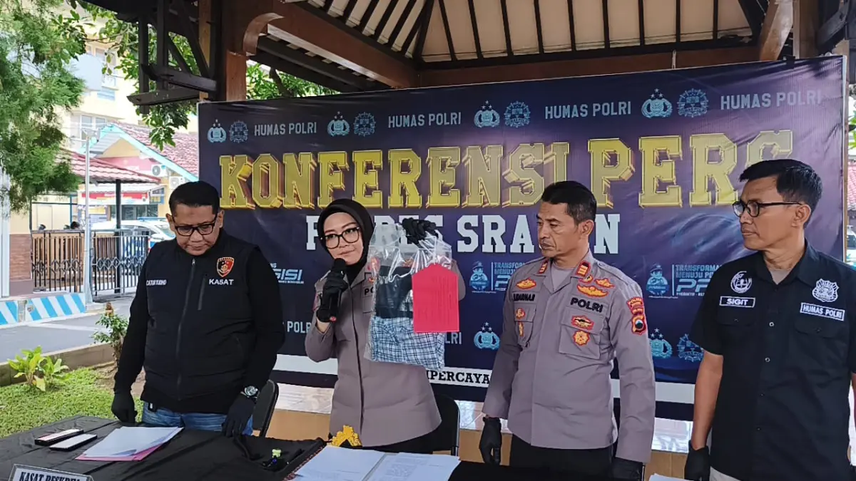 Kapolres Sragen AKBP Dewiana Syamsu Indyasari menunjukkan barang bukti kasus duel maut siswa SMPN 2 Sumberlawang, Kamis (9/4/2026). (Ahmad Khairudin/Radar Solo) 