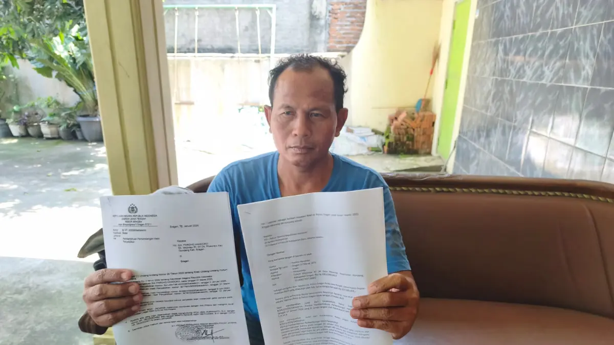 Pardho Handoko tunjukkan laporan ke kompolnas. (Ahmad Khairudin/Radar Solo)